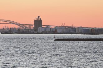 Industrieanlagen im Hafen von New York mit Öltanks (Archiv)