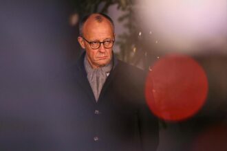 Friedrich Merz vor einem Weihnachtsbaum (Archiv)