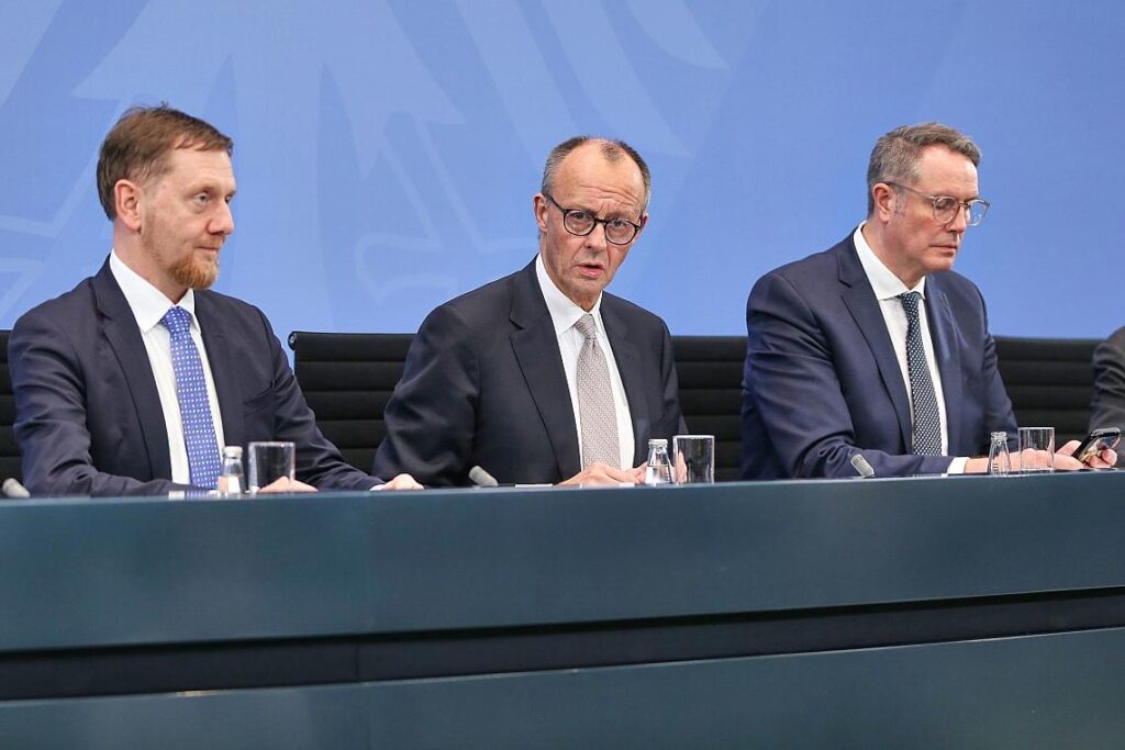 Kretschmer, Merz, Schweitzer am 04.12.2025