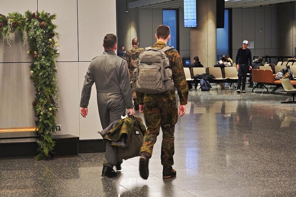 Deutsche Soldaten der Grönland-Mission beim Umstieg auf Island am 18.01.2026
