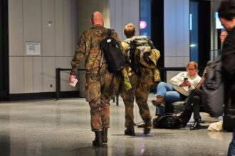 Deutsche Soldaten der Grönland-Mission beim Umstieg auf Island am 18.01.2026