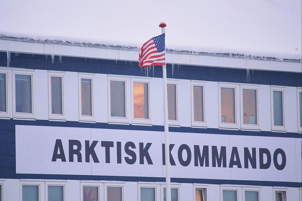 US-Fahne am Hauptquartier des Arktisk Kommando auf Grönland