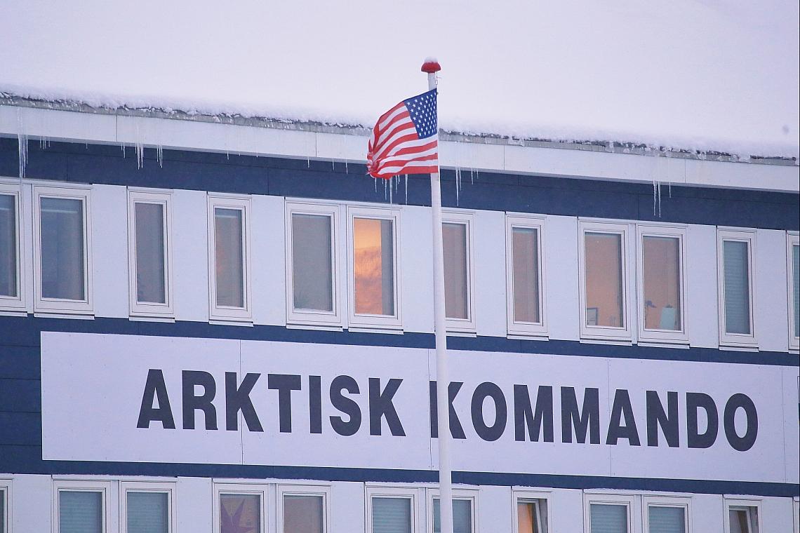 US-Fahne am Hauptquartier des Arktisk Kommando auf Grönland