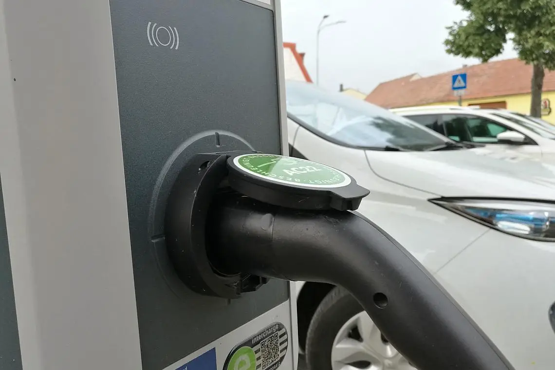 Stromtankstelle für E-Auto (Archiv)