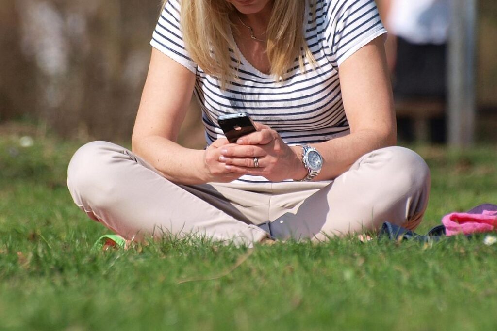 Smartphone-Nutzerin (Archiv)