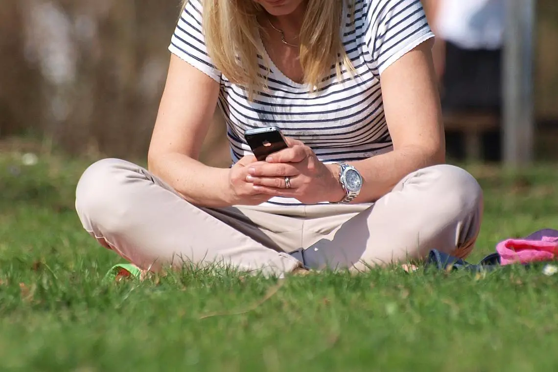 Smartphone-Nutzerin (Archiv)