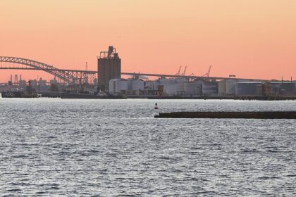 Industrieanlagen im Hafen von New York mit Öltanks (Archiv)