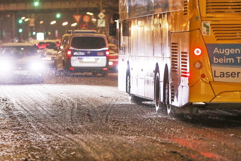 Straßenverkehr unter winterlichen Bedingungen in Berlin (Archiv)