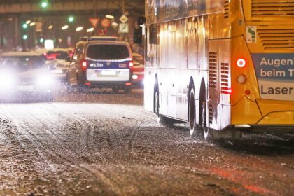 Straßenverkehr unter winterlichen Bedingungen in Berlin (Archiv)