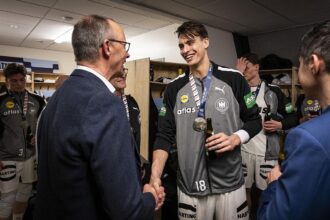 Friedrich Merz und Julian Köster am 01.02.2026