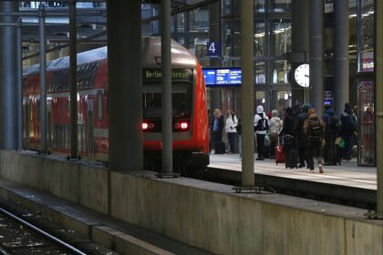 Regionalzug im Bahnhof (Archiv)