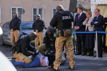 Lars Klingbeil, Stefanie Hubig und Alexander Dobrindt bei einer praktischen Einsatzvorführung durch Spezialkräfte des Zolls am 25.02.2025