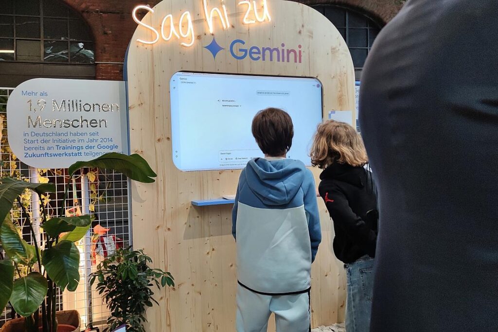 Kinder schauen sich Gemini an (Archiv)