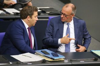 Lars Klingbeil und Friedrich Merz (Archiv)