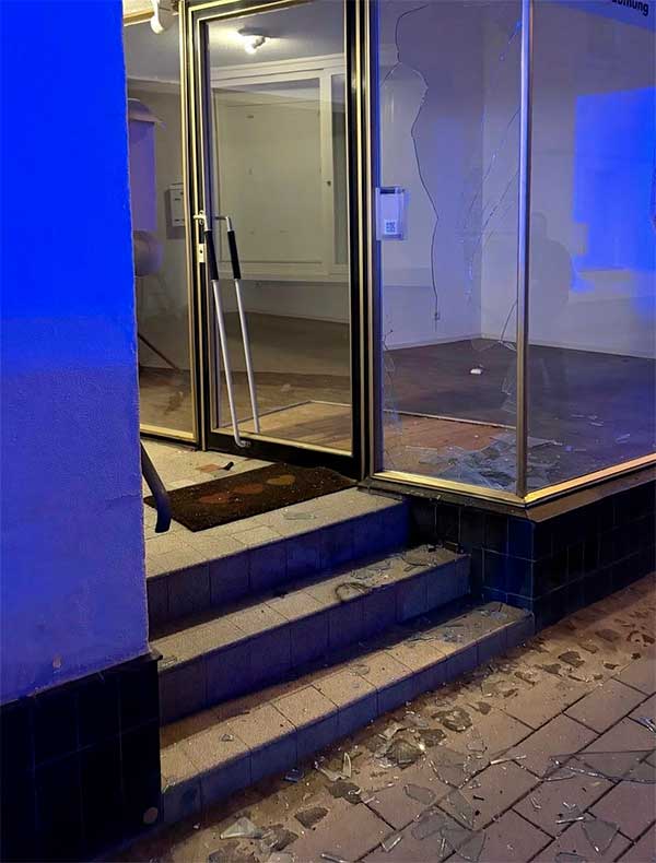 Feuerwehr- und Polizeieinsatz in der Nacht: Explosion beschädigt Schaufenster in Bad Honnef 2 feuerwehr