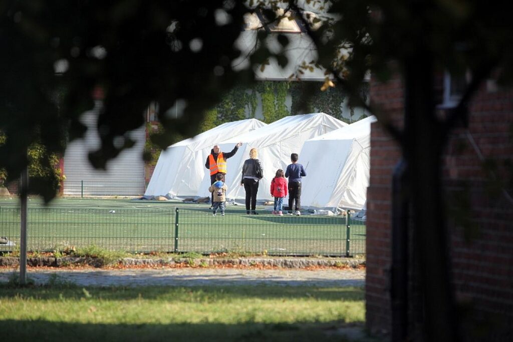 Flüchtlingsfamilie in einer "Zeltstadt" (Archiv)