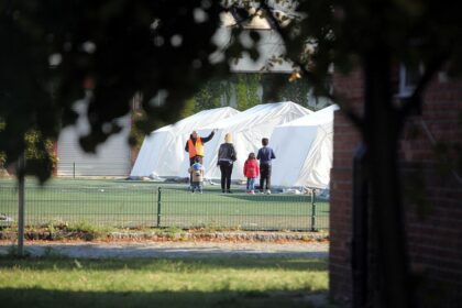 Flüchtlingsfamilie in einer "Zeltstadt" (Archiv)