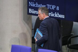 Thorsten Frei vor Anzeigetafel mit Stichwort "Bürokratieabbau" (Archiv)