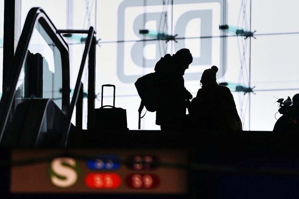 Reisende im Bahnhof (Archiv)
