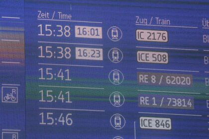 Anzeigetafel bei der Deutschen Bahn (Archiv)