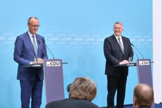 Friedrich Merz und Gordon Schnieder am 23.03.2026