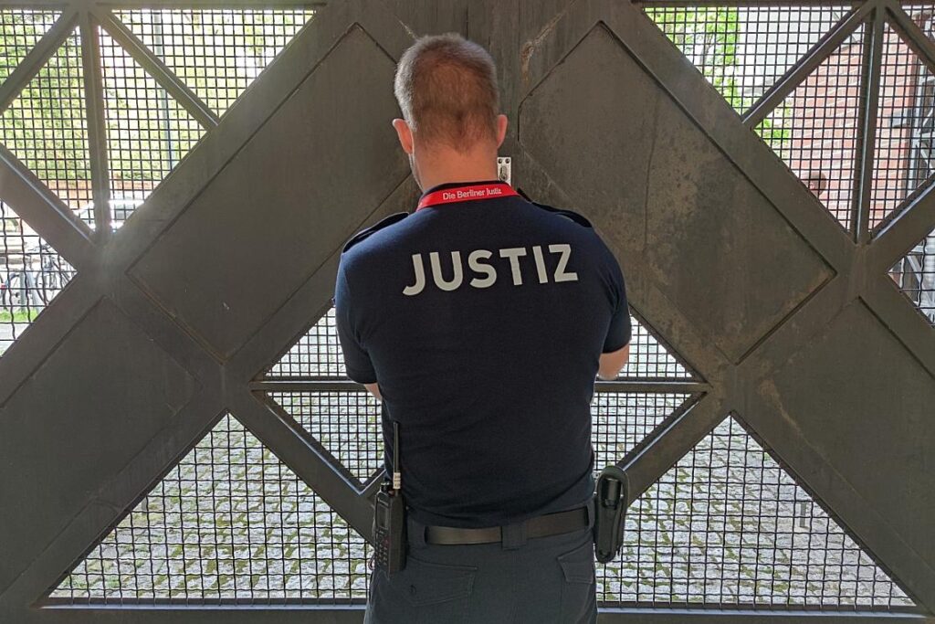 Wachmeister schließt ein Gefängnistor auf (Archiv)