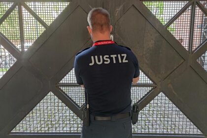 Wachmeister schließt ein Gefängnistor auf (Archiv)