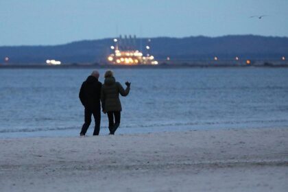 Paar geht am Strand spazieren