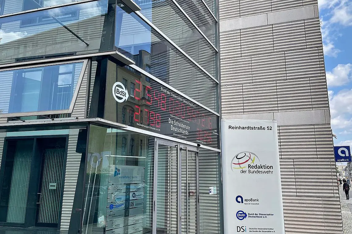 Schuldenuhr am Haus Reinhardtstraße 52