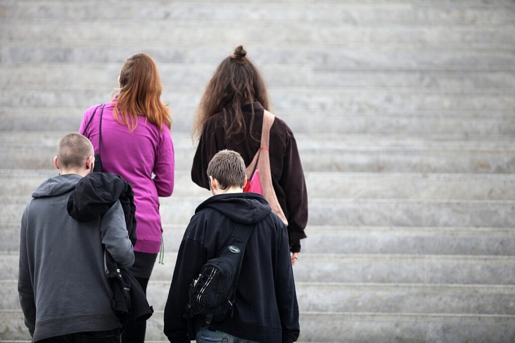 Vier junge Leute auf einer Treppe (Archiv)
