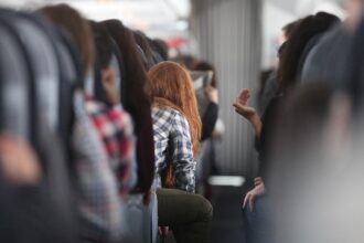 Rothaarige Frau in einem Flugzeug (Archiv)