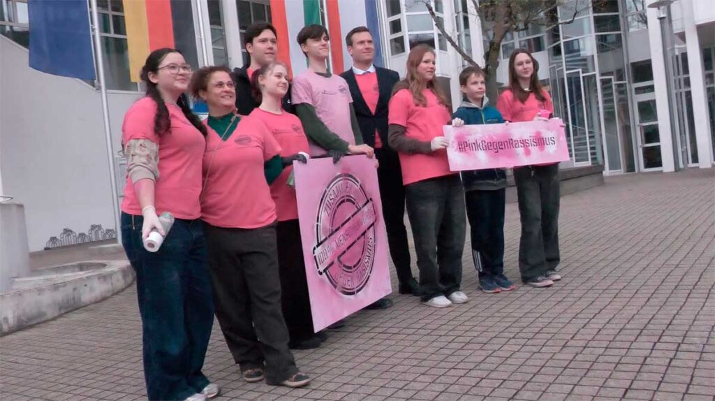 pink gegen rassismus