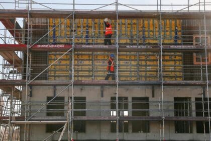 Bauarbeiter auf einer Baustelle (Archiv)