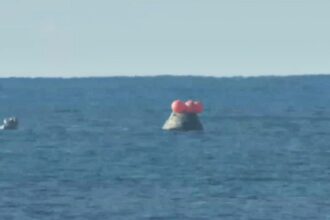 Artemis-2-Kapsel Orion nach der Landung im Pazifik am 11.04.2026