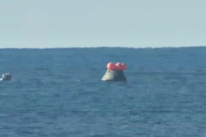 Artemis-2-Kapsel Orion nach der Landung im Pazifik am 11.04.2026