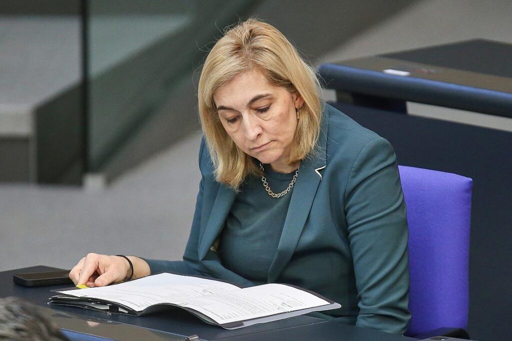 Nina Warken am 17.04.2026