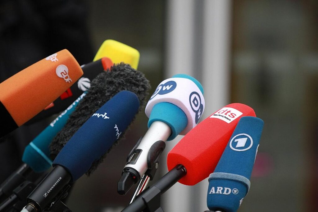 Mikrofone von Journalisten (Archiv)