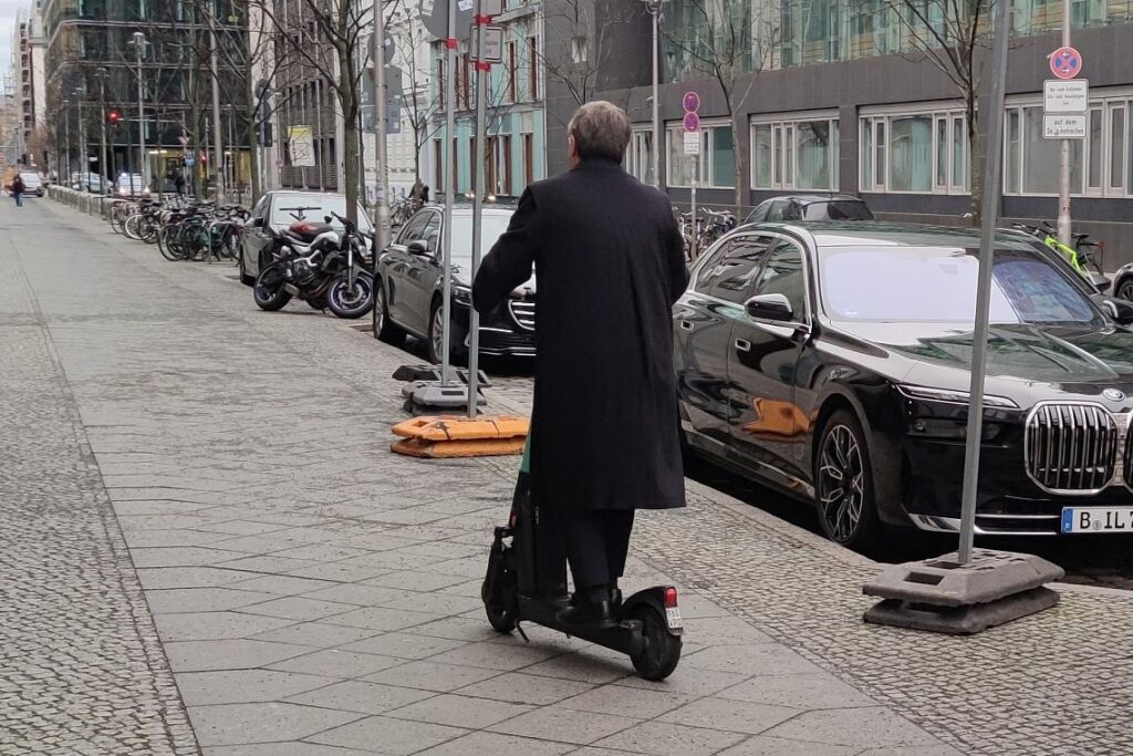 Armin Laschet auf E-Scooter (Archiv)