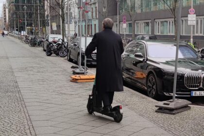 Armin Laschet auf E-Scooter (Archiv)