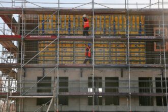 Bauarbeiter auf einer Baustelle (Archiv)