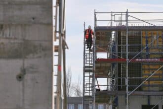 Bauarbeiter auf einer Baustelle (Archiv)