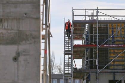 Bauarbeiter auf einer Baustelle (Archiv)