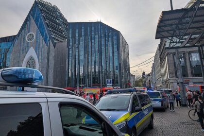 Auto fährt in Leipzig in Menschenmenge am 04.05.2026