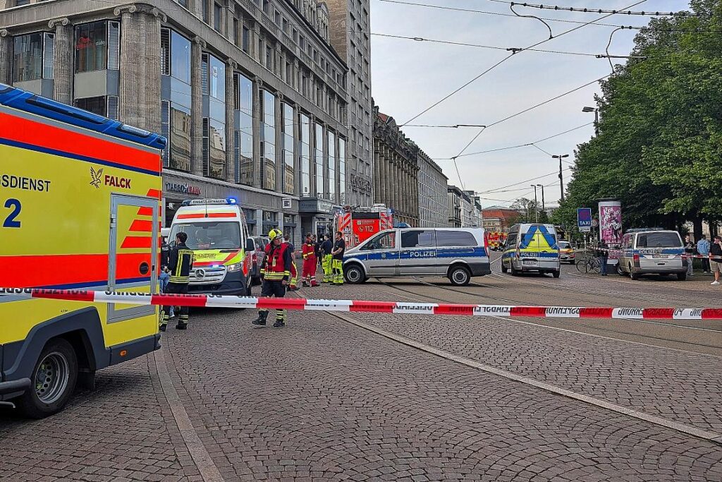 Auto fährt in Leipzig in Menschenmenge am 04.05.2026