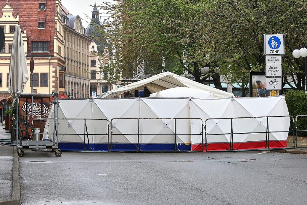 Auto fährt in Leipzig in Menschenmenge am 05.05.2026