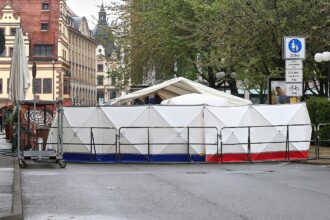 Auto fährt in Leipzig in Menschenmenge am 05.05.2026