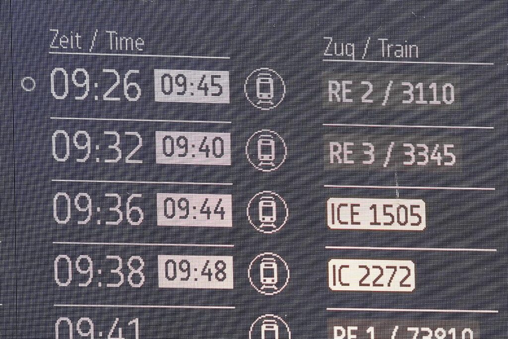 Anzeigetafel bei der Deutschen Bahn (Archiv)