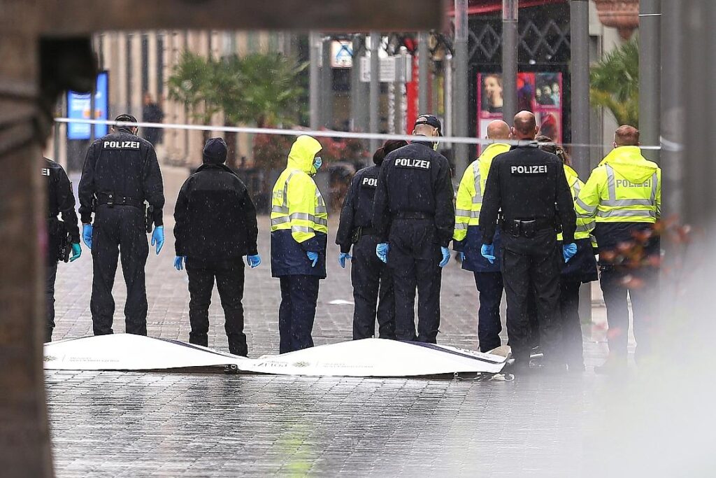Auto fährt in Leipzig in Menschenmenge - Polizei am Tatort am 05.05.2026