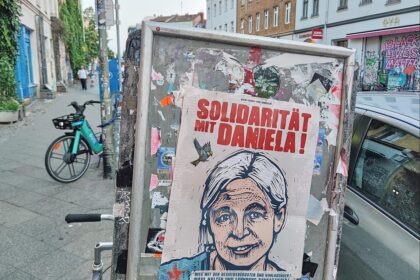 Plakat wirbt für Solidarität mit Daniela Klette (Archiv)