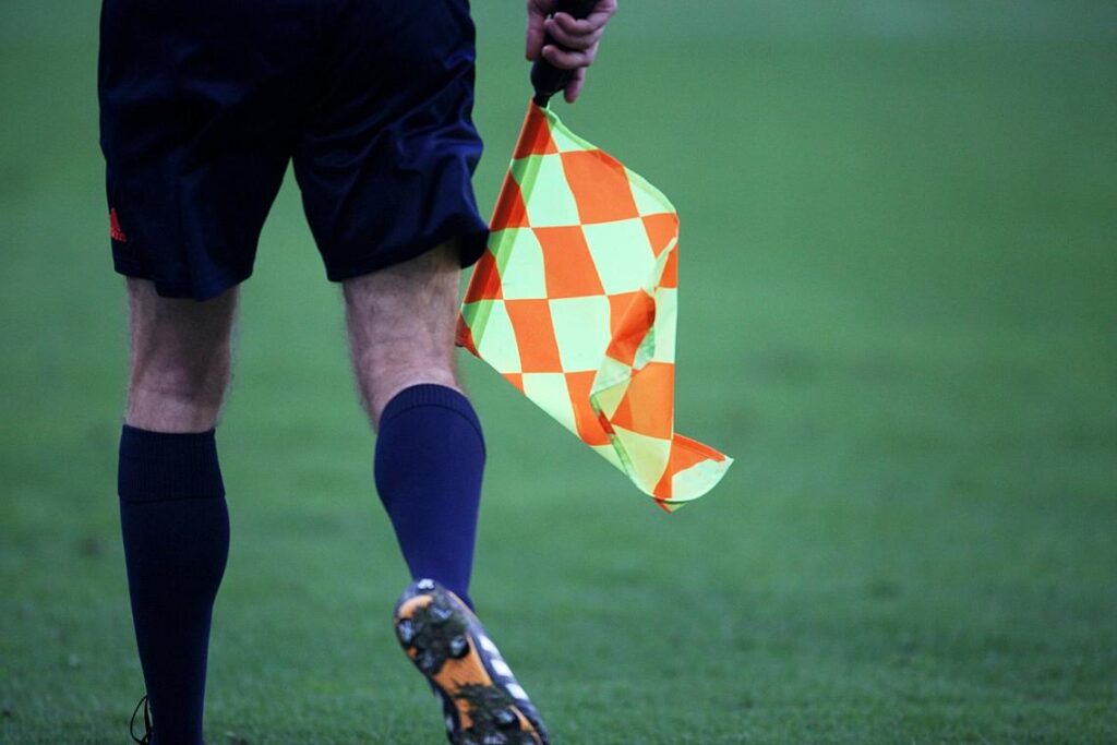 Linienrichter beim Fußball mit Fahne (Archiv)